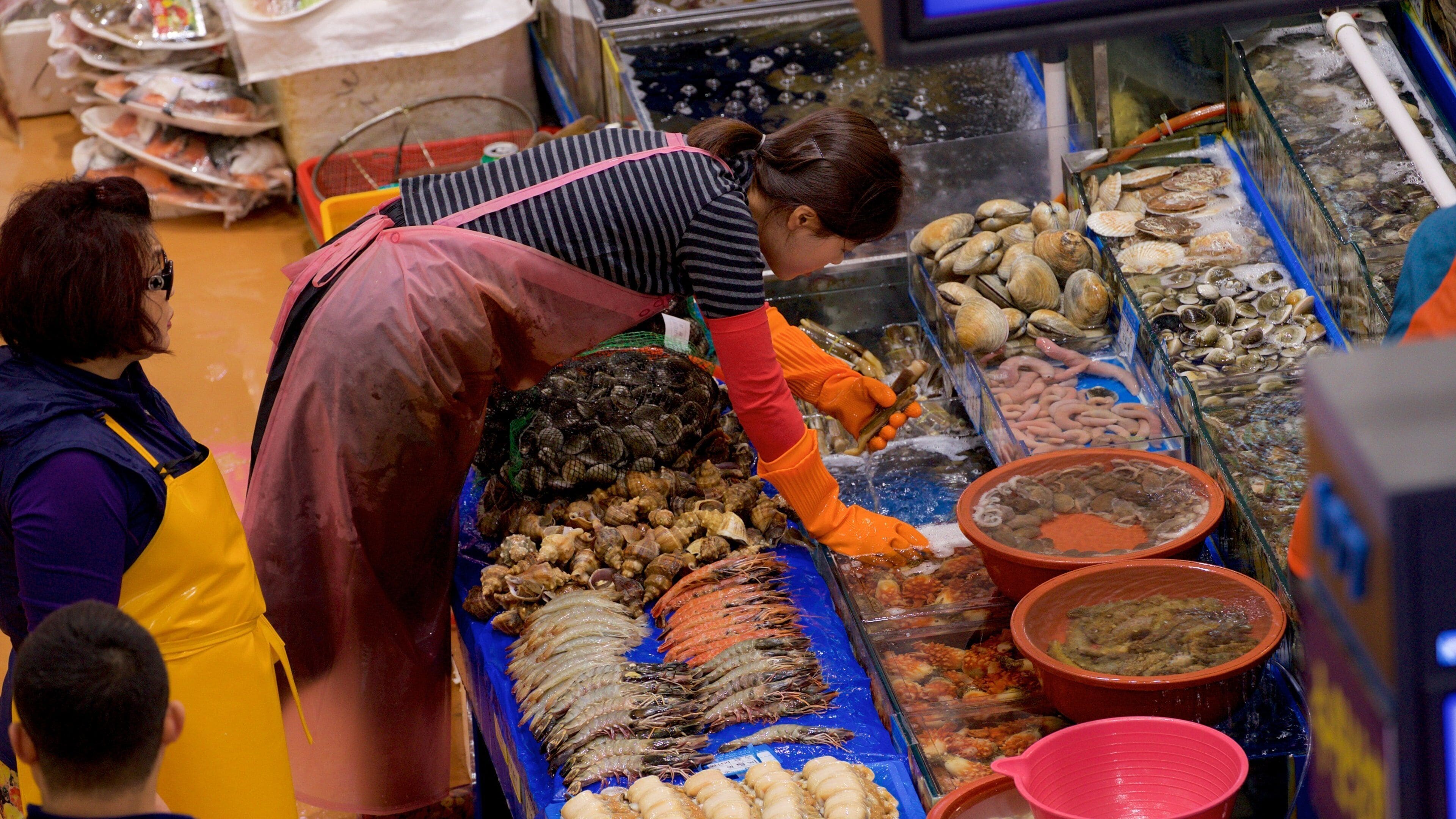 Noryangjin fiskemarked som inkluderer mat og marked i tillegg til en kvinne