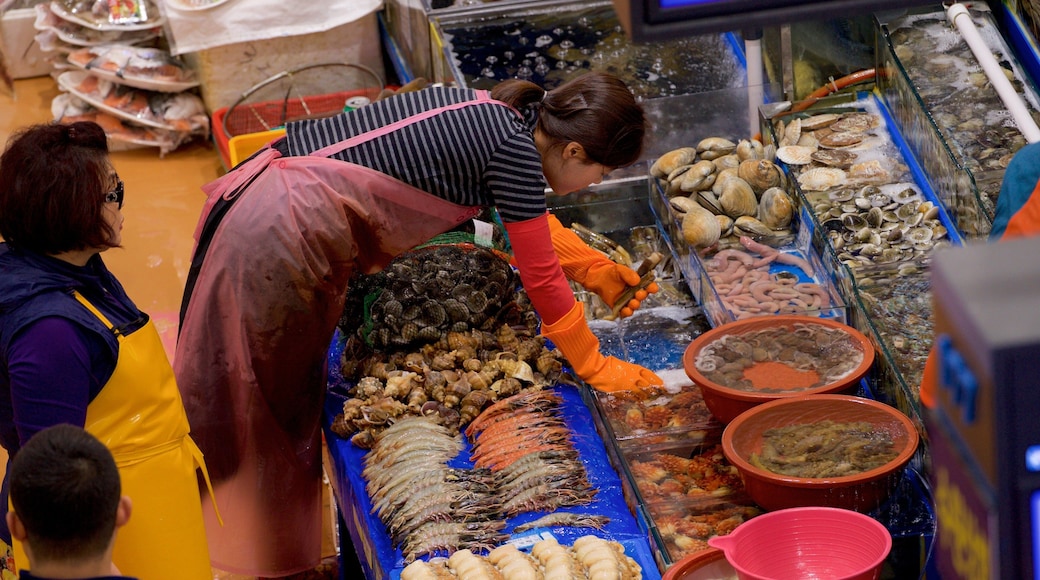 Noryangjin fiskemarked som inkluderer mat og marked i tillegg til en kvinne