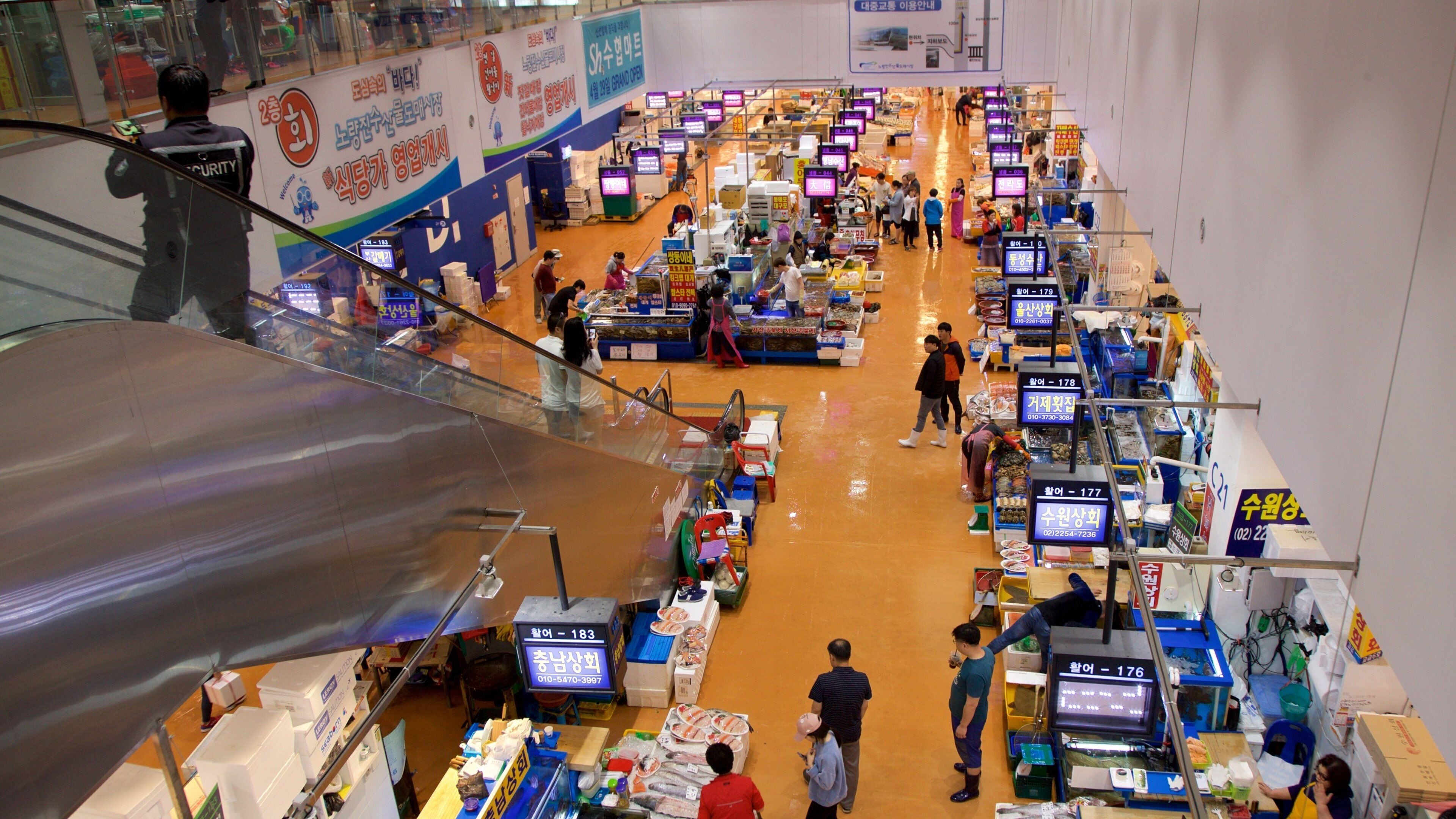 Noryangjin fiskemarked som viser mat og marked i tillegg til en liten gruppe med mennesker