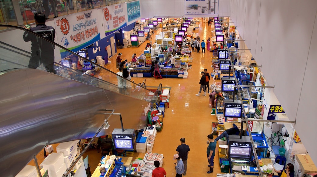 Noryangjin fiskemarked som viser mat og marked i tillegg til en liten gruppe med mennesker