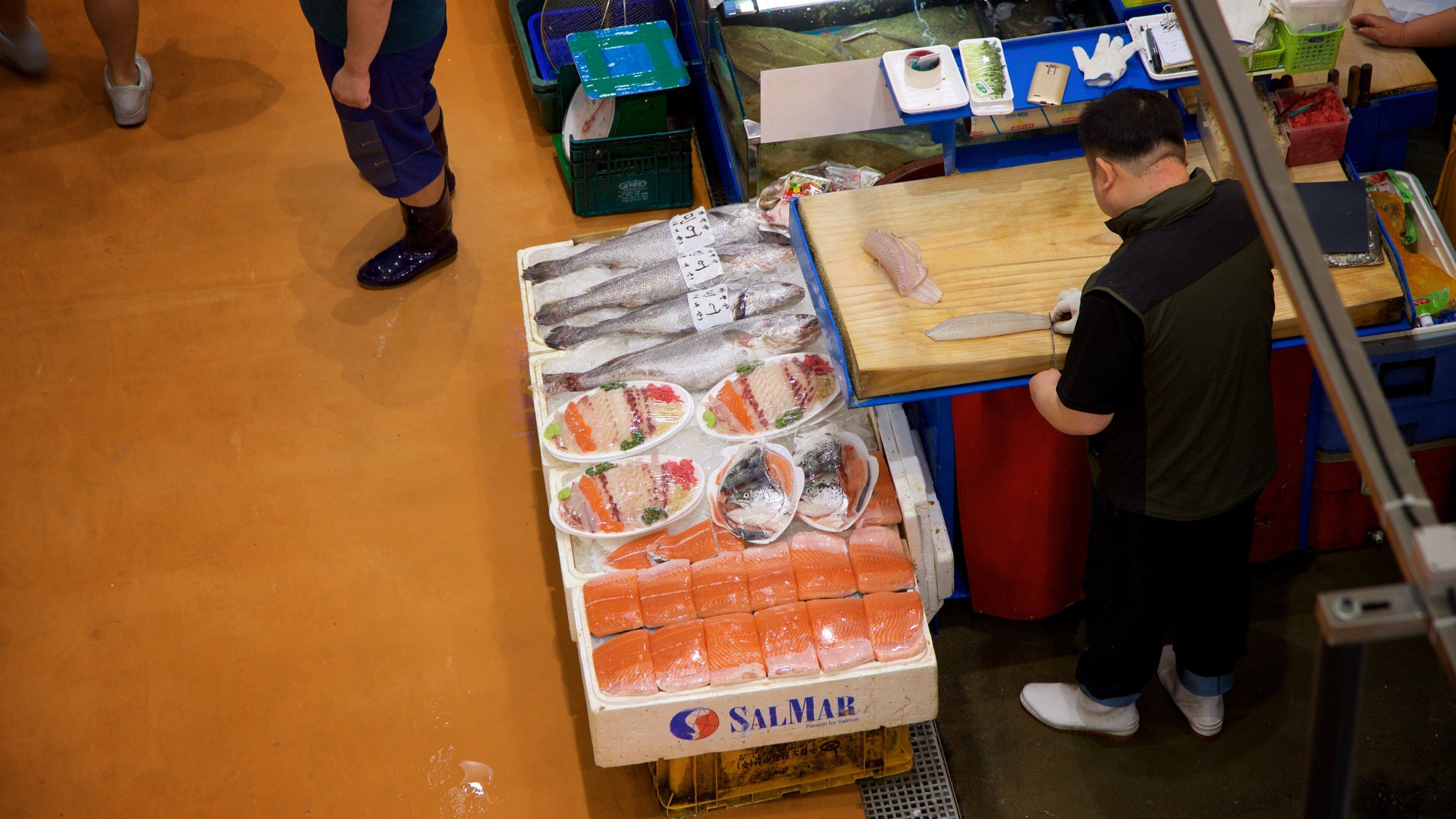A fish market with various types of fish displayed on ice.