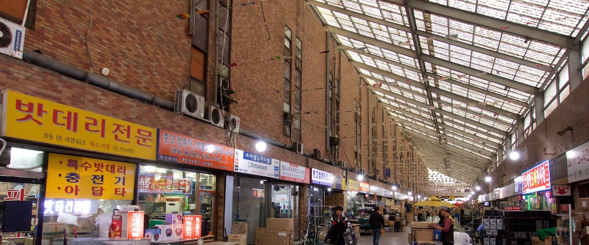 Yongsan Electronics Market which includes interior views and shopping