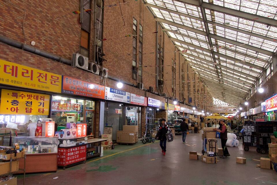 Een overdekte markt met diverse winkels en kraampjes.