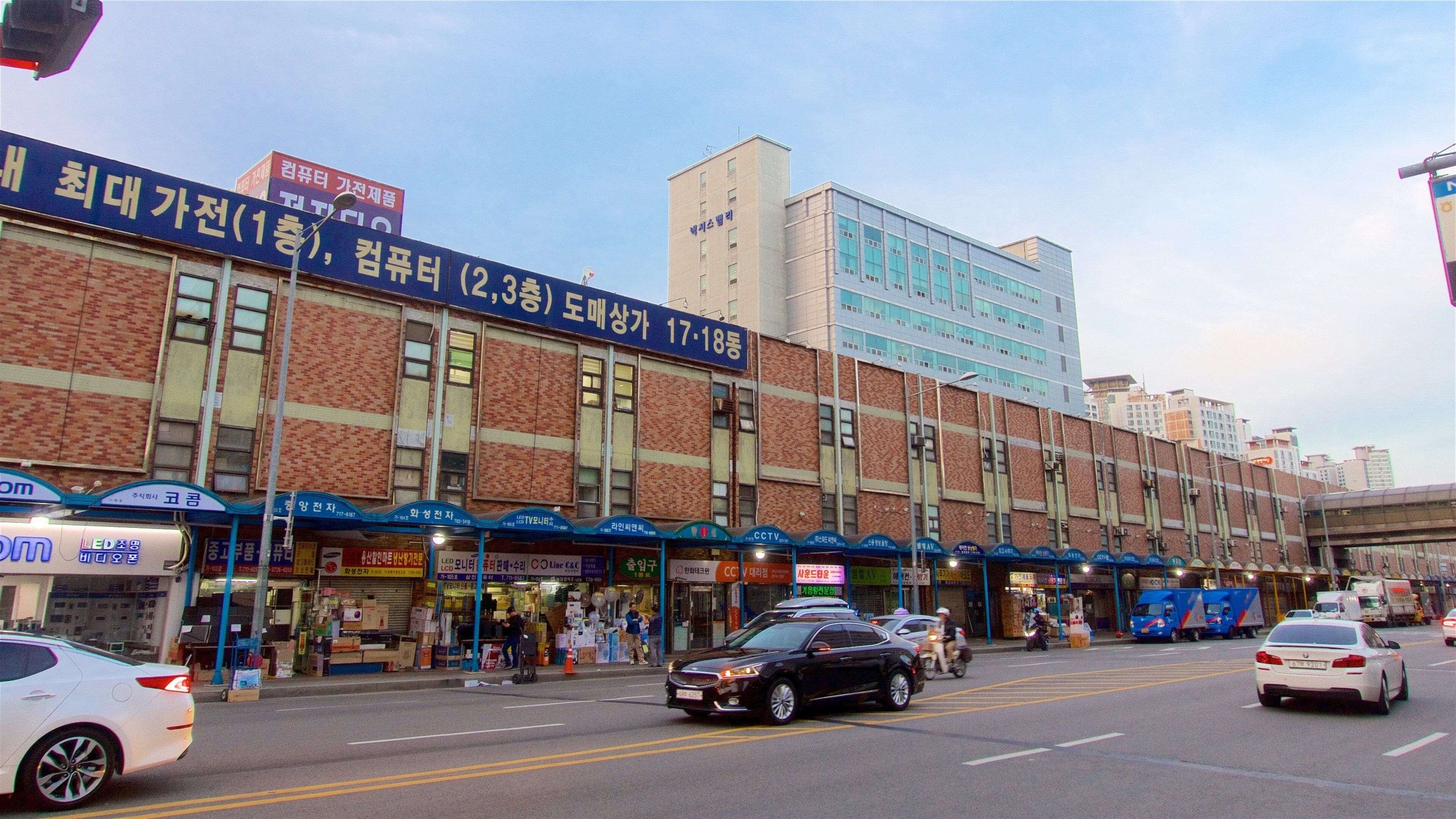 Mercado de eletrônicos de Yongsan caracterizando um pôr do sol e uma cidade