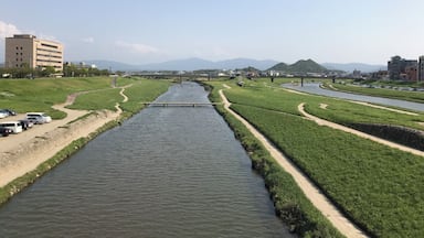 芳雄橋より望む遠賀川と内住川(上流側)
