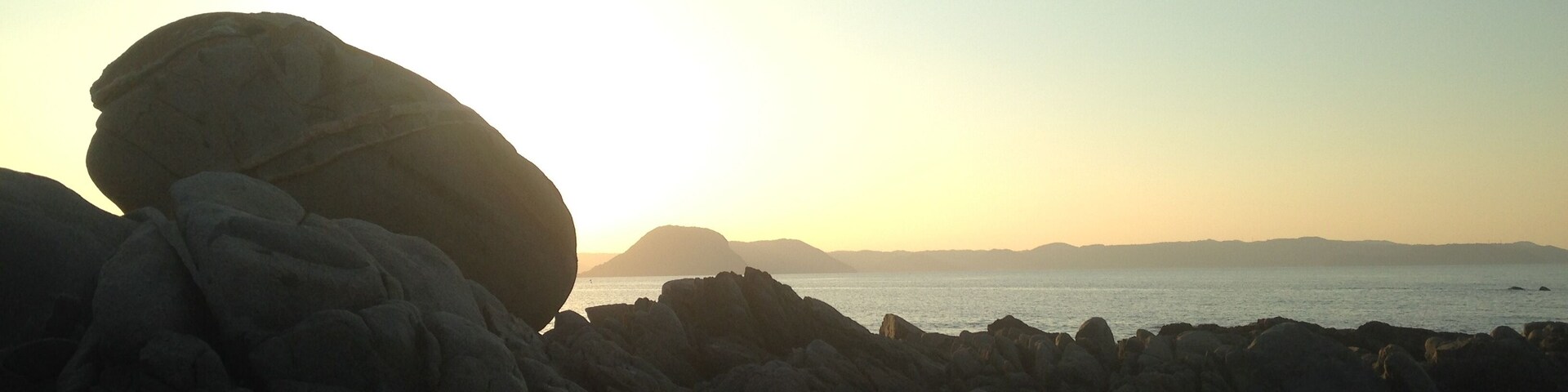 鹿家海水浴場より望む帯石