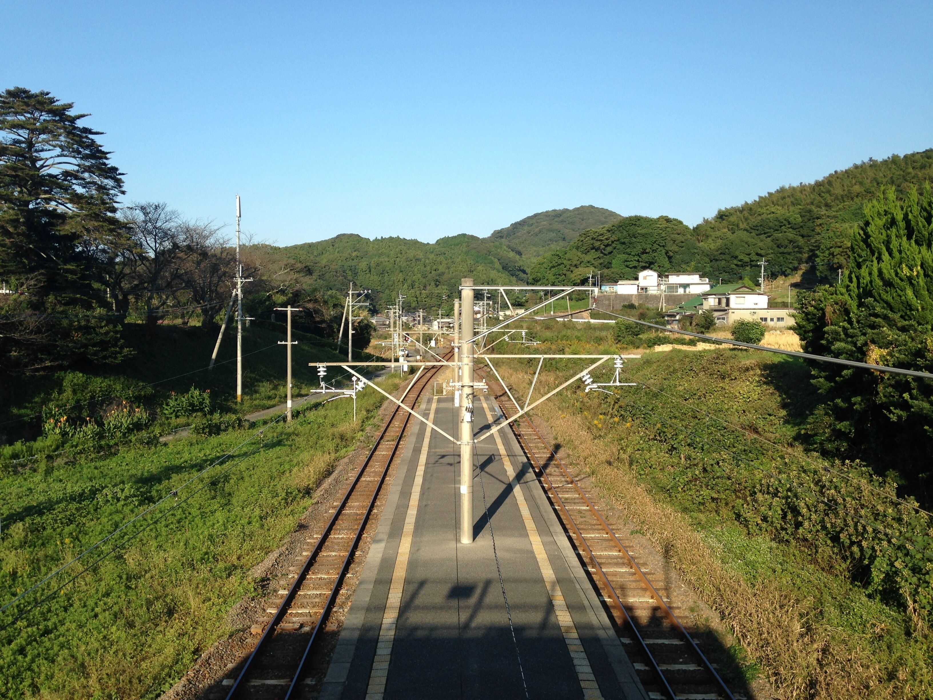 鹿家駅の跨線橋より福吉方面を望む