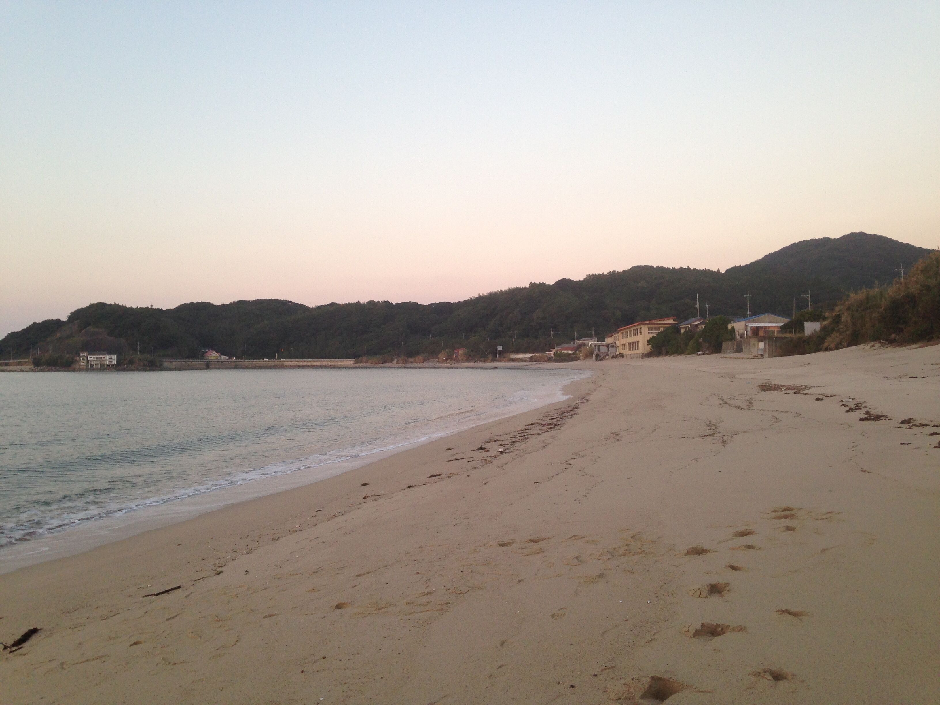 夕暮れ時の鹿家海水浴場