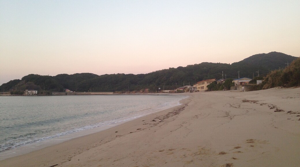 夕暮れ時の鹿家海水浴場