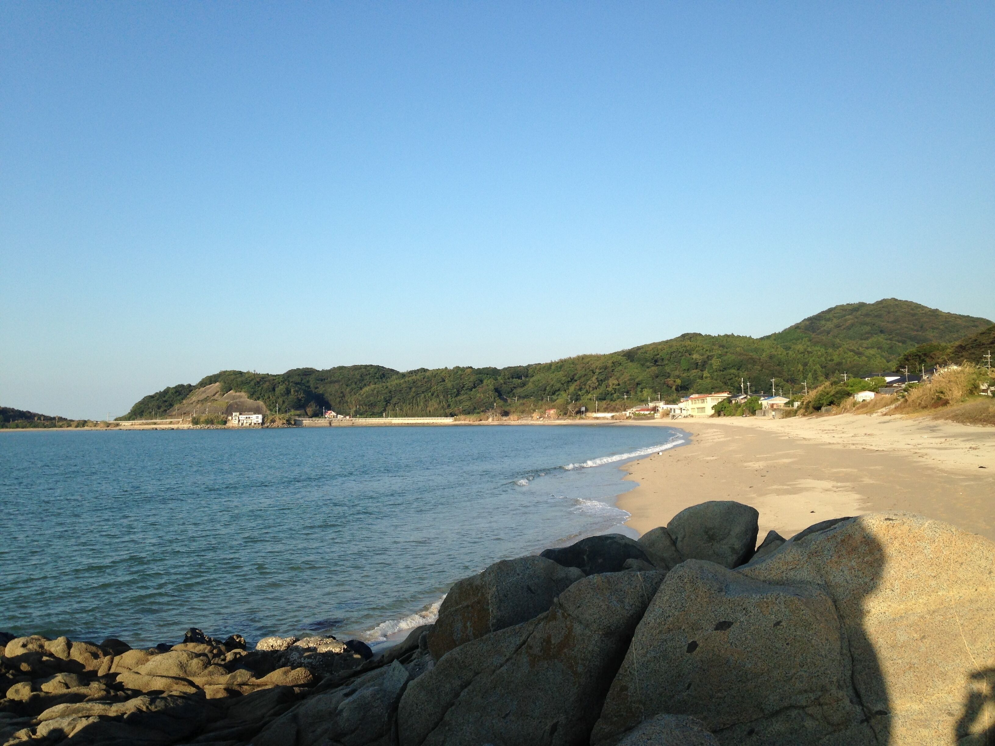 帯石のそばより望む鹿家海水浴場