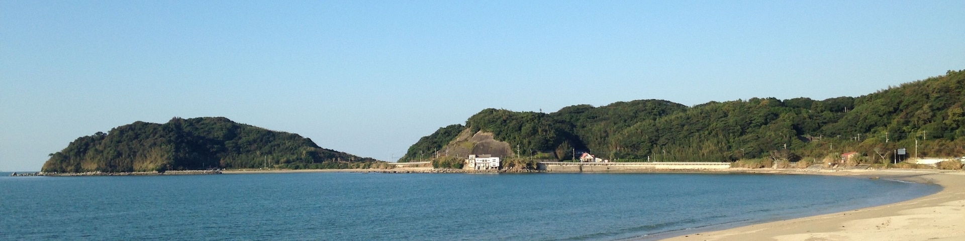 鹿家海水浴場より望む串崎と鹿家漁港