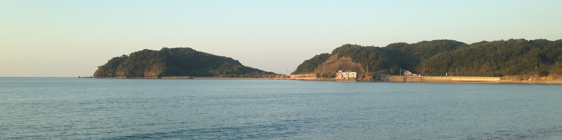 鹿家海水浴場より望む串崎と鹿家漁港