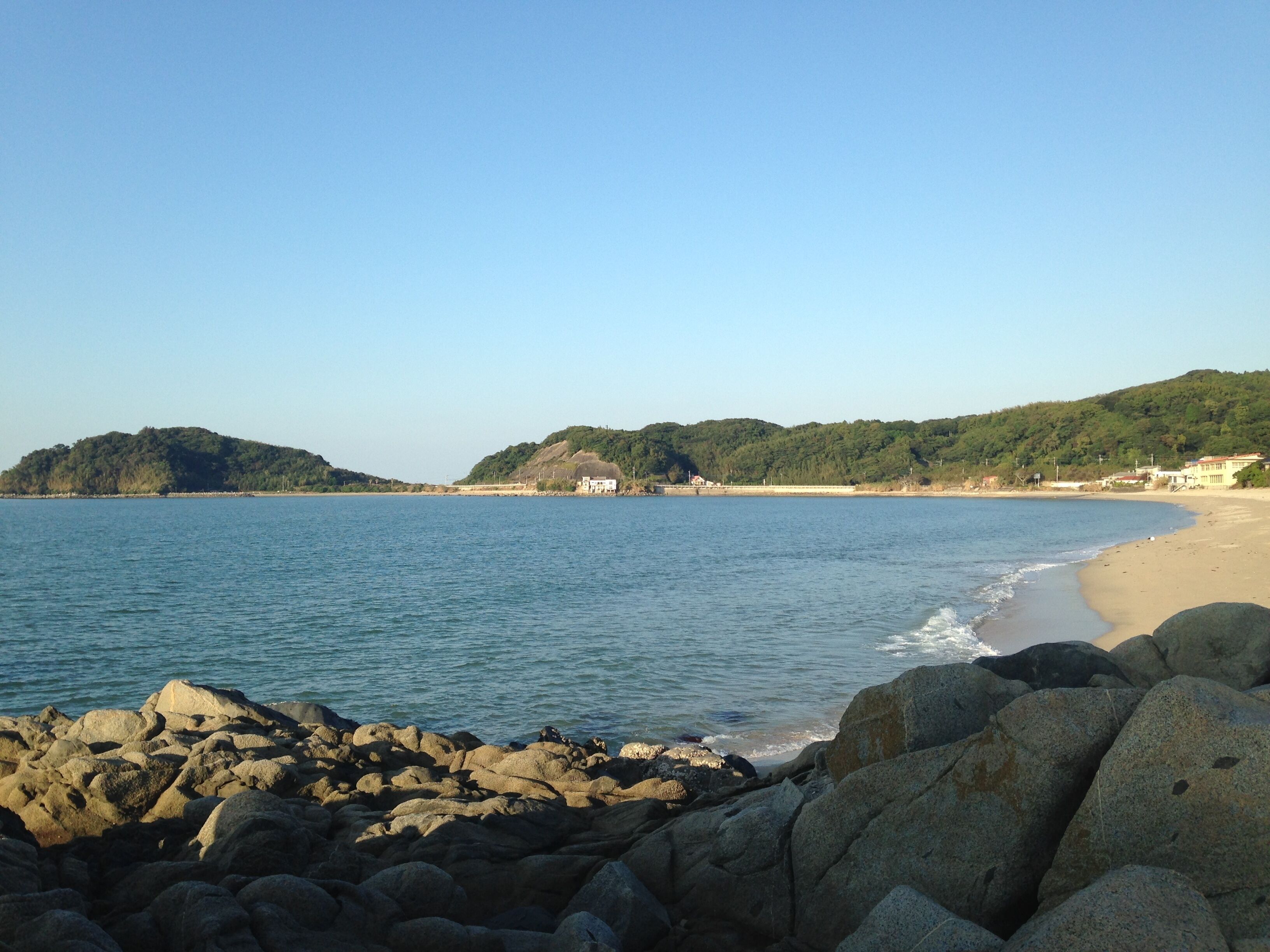 帯石の側より望む串崎・鹿家漁港と鹿家海水浴場