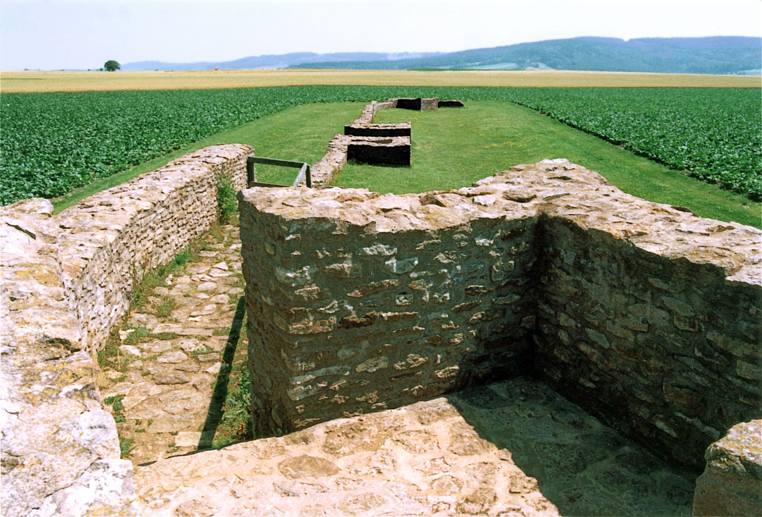 Teilrekonstruierte Praetorialfront am Limeskastell Sablonetum bei Ellingen in Bayern.