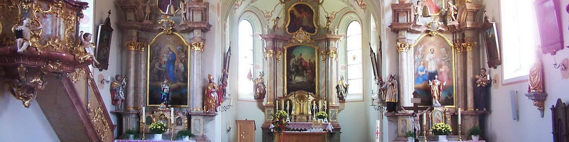 Mallersdorf-Pfaffenberg. Oberhaselbach 505. Katholische Filialkirche St. Martin. Neubau 1878/79. Saalraum mit drei Fensterachsen, eingezogener, dreiseitig geschlossener Chor mit barockem Gewölbe. Neuromanischer Turm mit Spitzhelm. Rundbogige Blendarkaden in den Turmgiebeln. Westliches Vorzeichen.