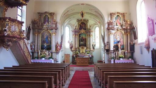 Mallersdorf-Pfaffenberg. Oberhaselbach 505. Katholische Filialkirche St. Martin. Neubau 1878/79. Saalraum mit drei Fensterachsen, eingezogener, dreiseitig geschlossener Chor mit barockem Gewölbe. Neuromanischer Turm mit Spitzhelm. Rundbogige Blendarkaden in den Turmgiebeln. Westliches Vorzeichen.
