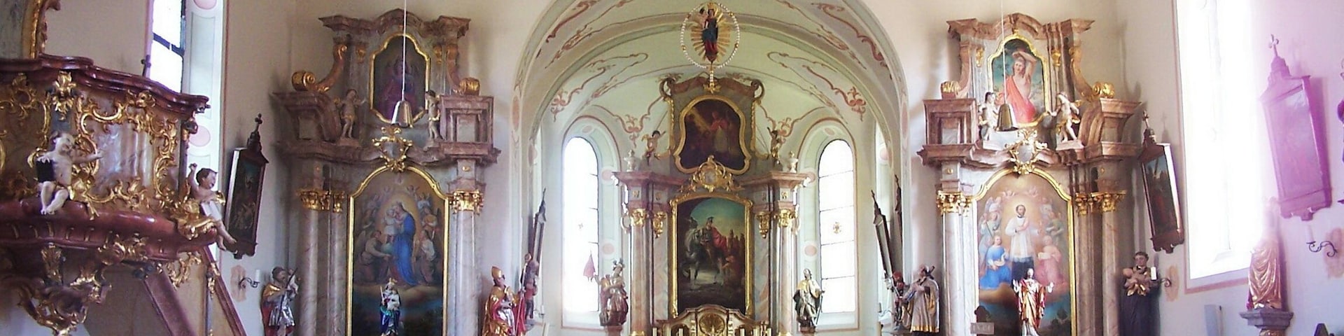 Mallersdorf-Pfaffenberg. Oberhaselbach 505. Katholische Filialkirche St. Martin. Neubau 1878/79. Saalraum mit drei Fensterachsen, eingezogener, dreiseitig geschlossener Chor mit barockem Gewölbe. Neuromanischer Turm mit Spitzhelm. Rundbogige Blendarkaden in den Turmgiebeln. Westliches Vorzeichen.