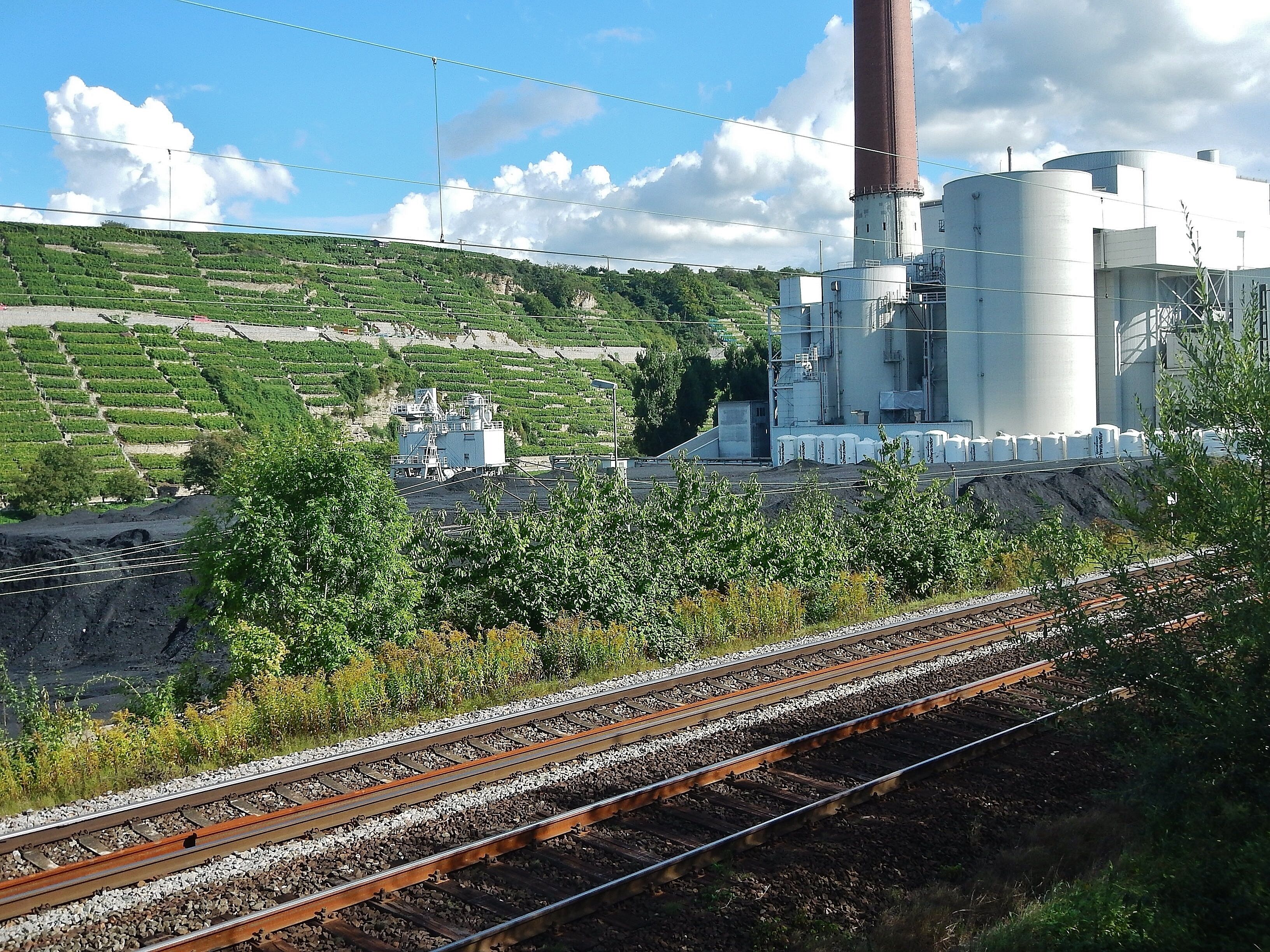 Beim 366 km langen Neckartalradweg: Weinberge, Eisenbahn und EnBW Kraftwerke bei Walheim