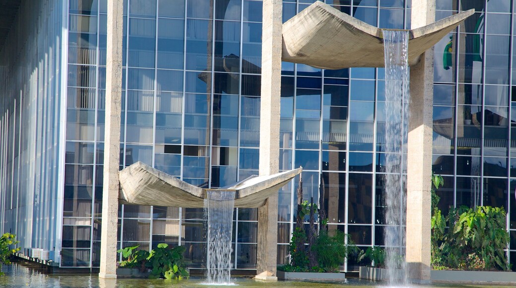 Palace of Justice which includes modern architecture, cbd and a fountain
