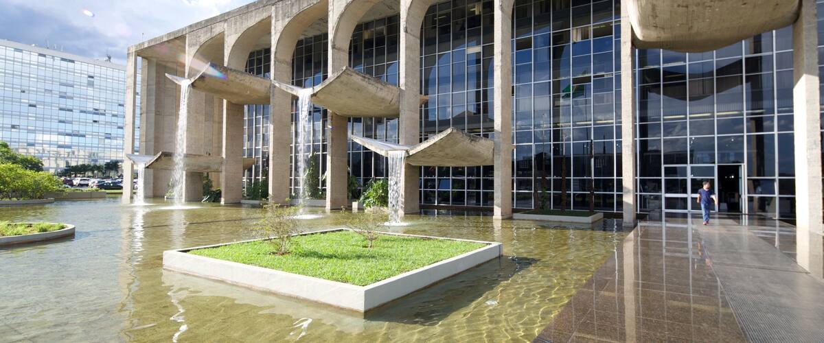 Palacio de Justicia ofreciendo una ciudad y arquitectura moderna
