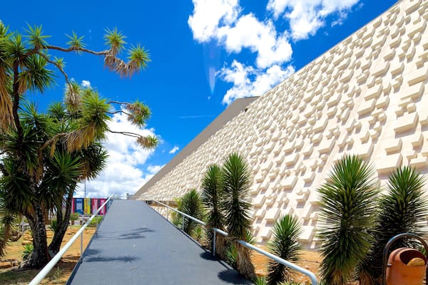 Teatro Nacional ClĂĄudio Santoro welches beinhaltet moderne Architektur