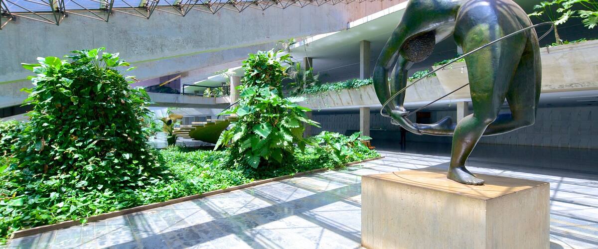 Claudio Santoro nasjonalteater fasiliteter samt kunst, statue eller skulptur og utendørs kunst