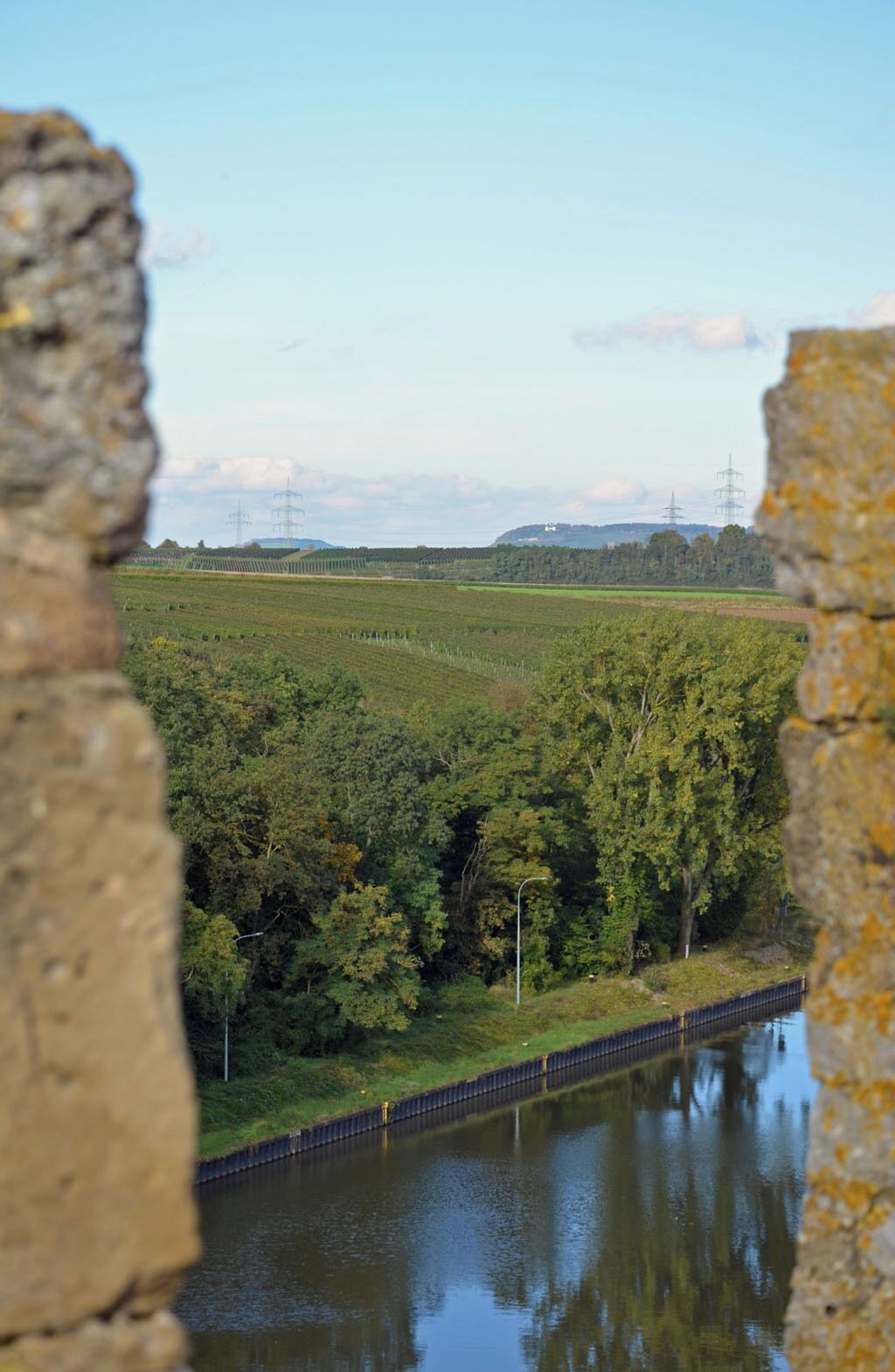 Lauffen am Neckar: Blick durch die Zinnen des Bergfrieds der Grafenburg zum Heilbronner Wartberg.