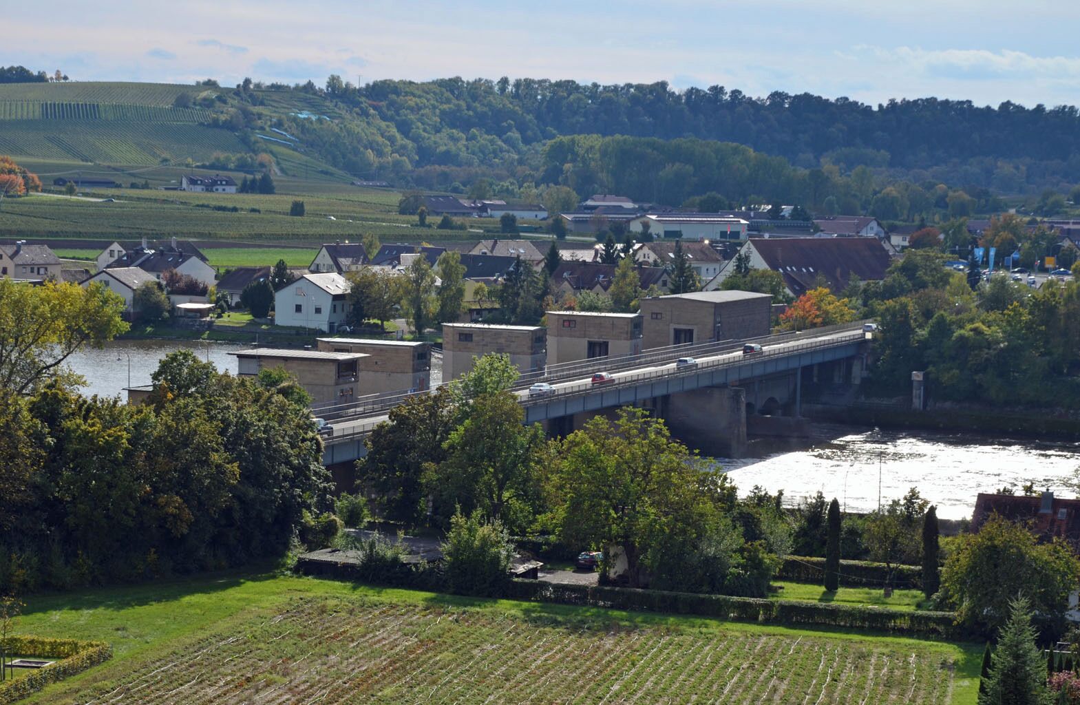 Blick von der Stadtmauer in Lauffen am Neckar auf die Staustufe.