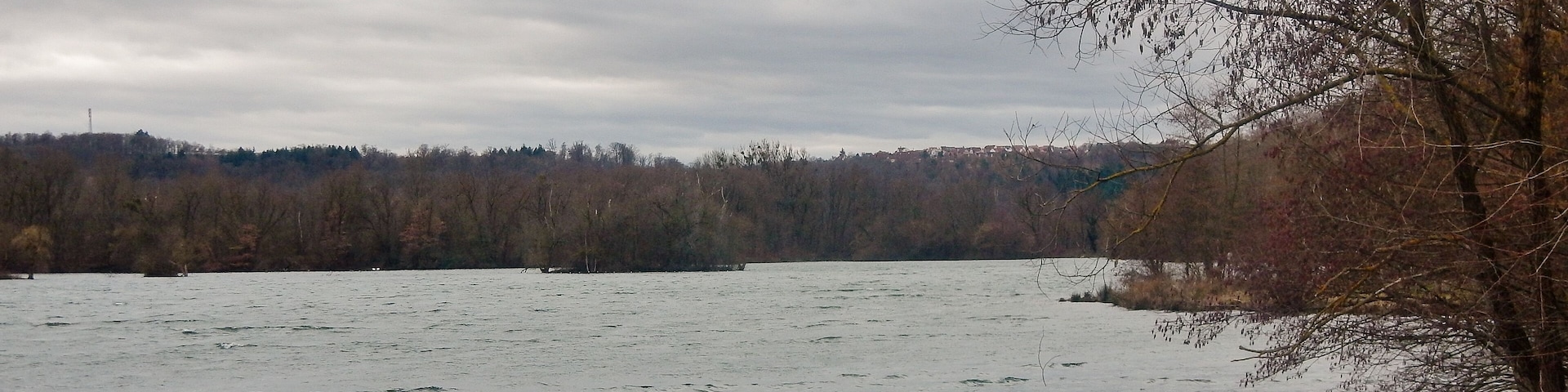 Beim 366 km langen Neckartalradweg: Baggersee Kirchentellinsfurt