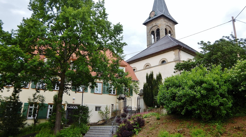 Evangelische Stephanuskirche mit dreiseitiger Empore, erbaut 1827 durch den Stuttgarter Hochbaurat Roth.
