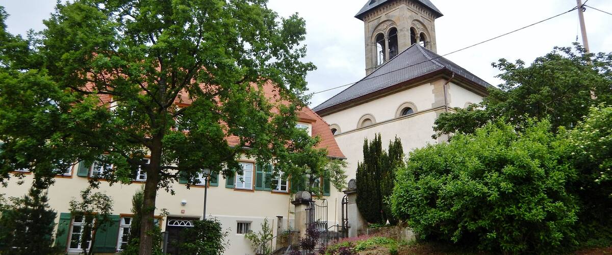 Evangelische Stephanuskirche mit dreiseitiger Empore, erbaut 1827 durch den Stuttgarter Hochbaurat Roth.