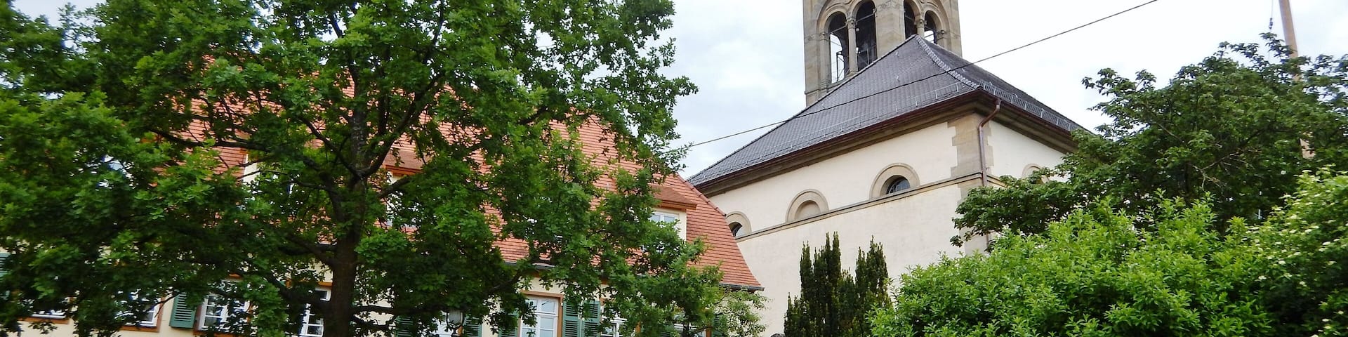 Evangelische Stephanuskirche mit dreiseitiger Empore, erbaut 1827 durch den Stuttgarter Hochbaurat Roth.