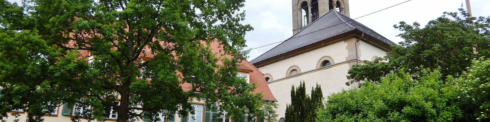 Evangelische Stephanuskirche mit dreiseitiger Empore, erbaut 1827 durch den Stuttgarter Hochbaurat Roth.