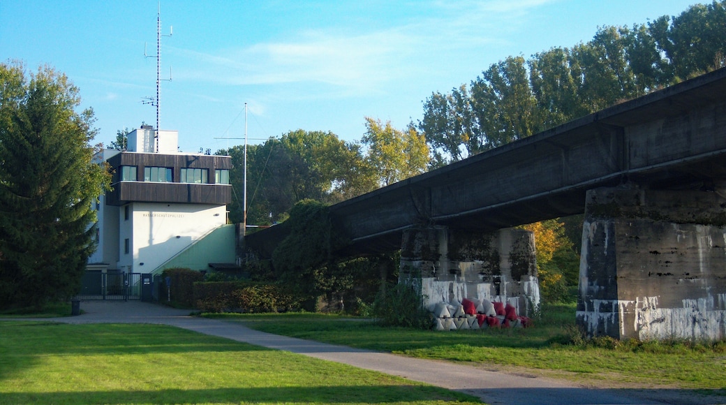 Wasserschutzpolizei Gernsheim am Rhein mit der mittlerweile zurückgebauten Rheinbrücke Gernsheim in Hessen