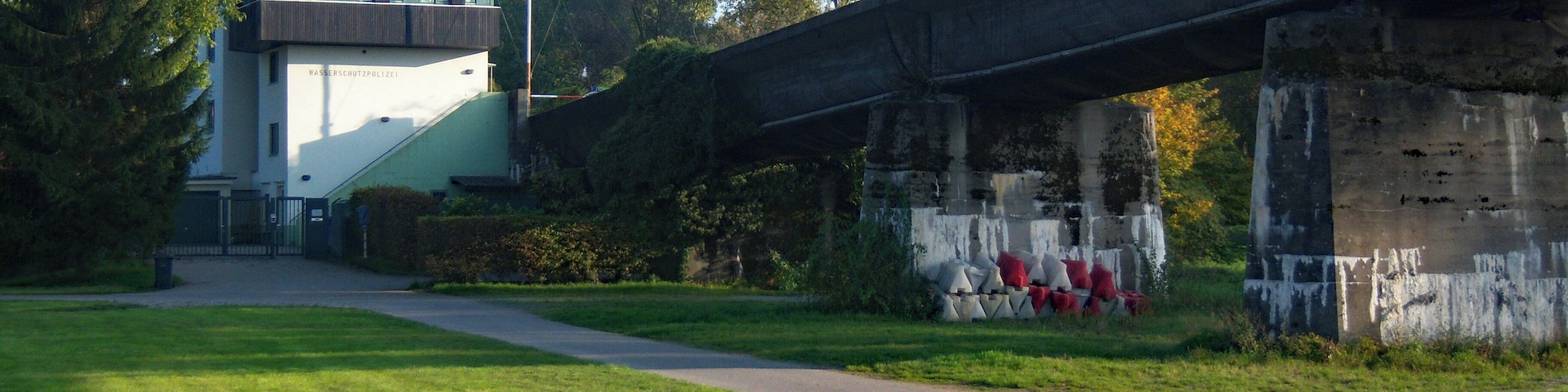Wasserschutzpolizei Gernsheim am Rhein mit der mittlerweile zurückgebauten Rheinbrücke Gernsheim in Hessen