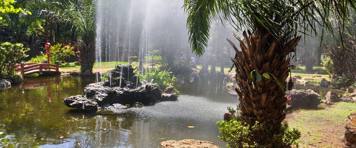 Linda fonte localizada em trabalho artístico de pedras em lago localizado em Caldas Novas no município de Goias, Brasil.