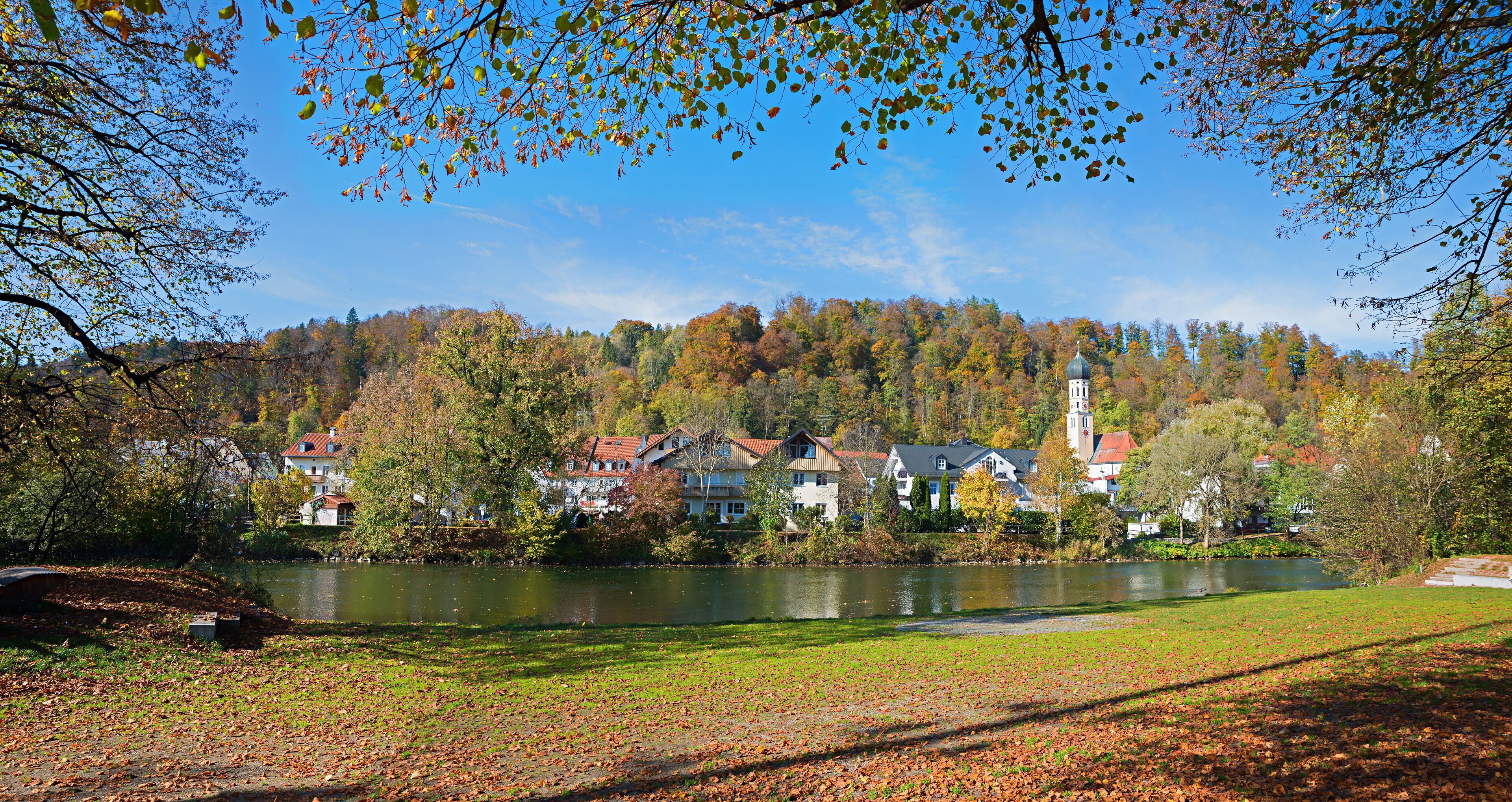 herbstliches Isarufer bei Wolfratshausen