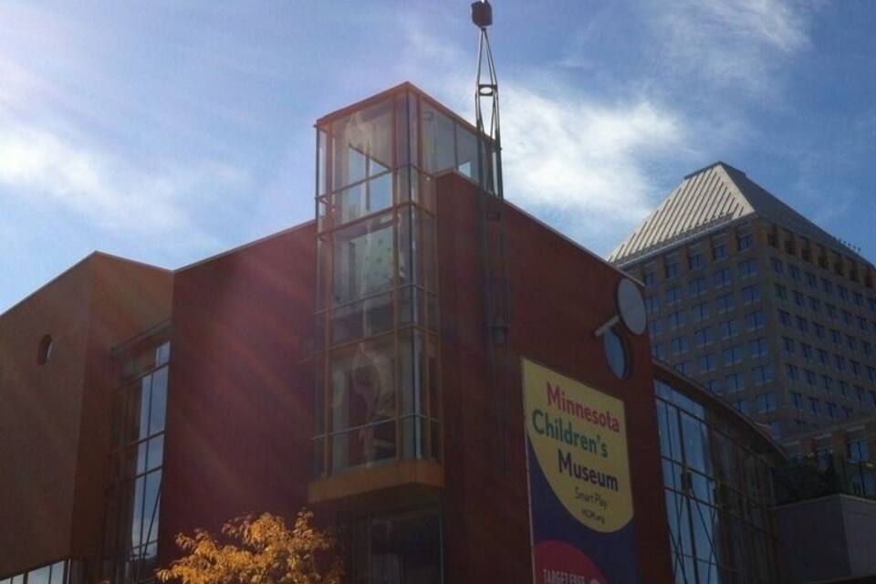 Museu Infantil do Minnesota com uma torre de vidro e um anúncio da Target.