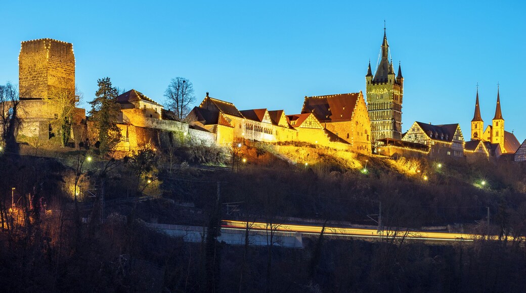 Bad Wimpfen: die Altstadt von Wimpfen am Berg, Ansicht von der Neckarbrücke in der Blauen Stunde mit Weihnachtsbeleuchtung und einfahrendem Zug.