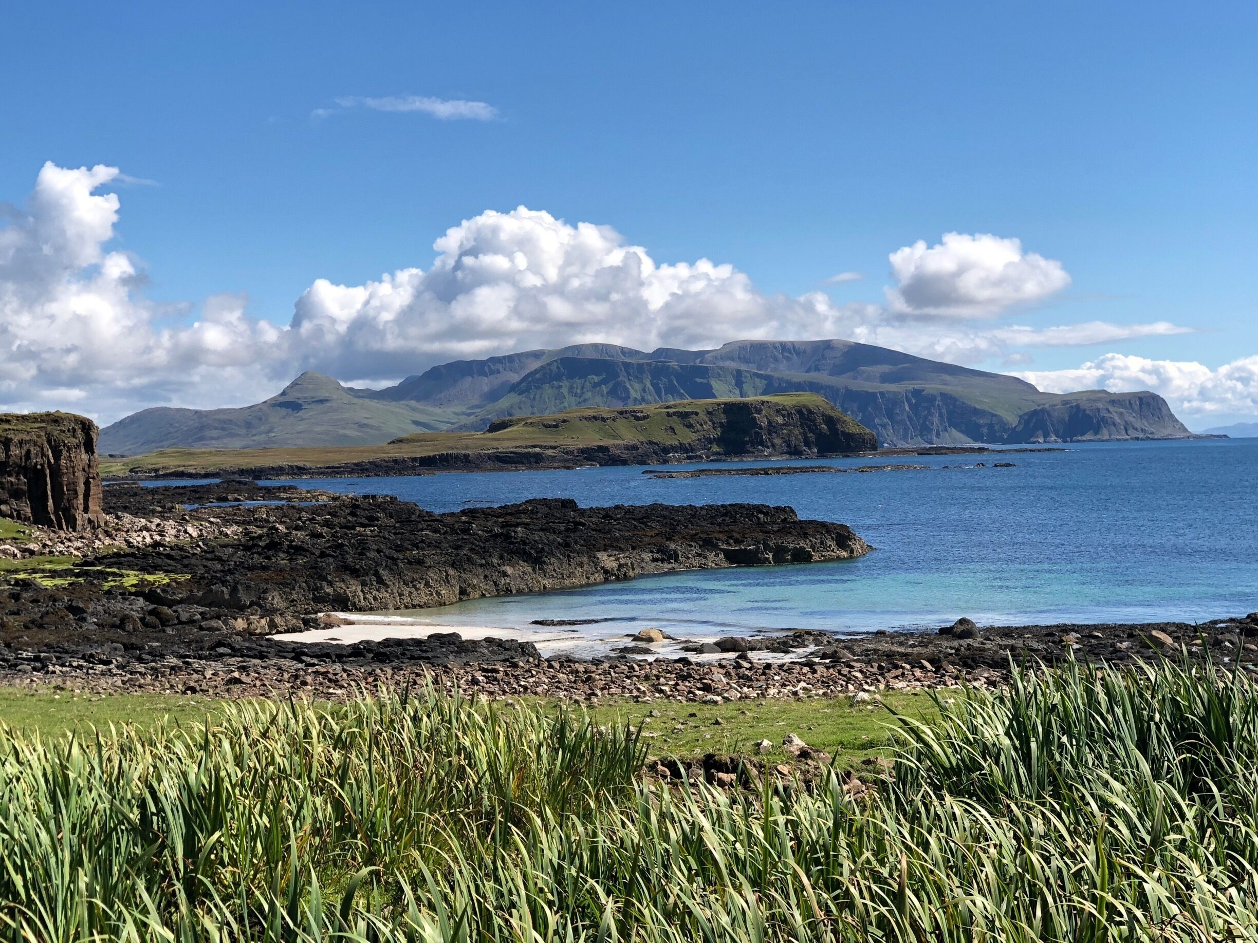 Isle of Canna and the beautiful Basalt Columns
#lifeatexpedia #scotland #BasaltColumns