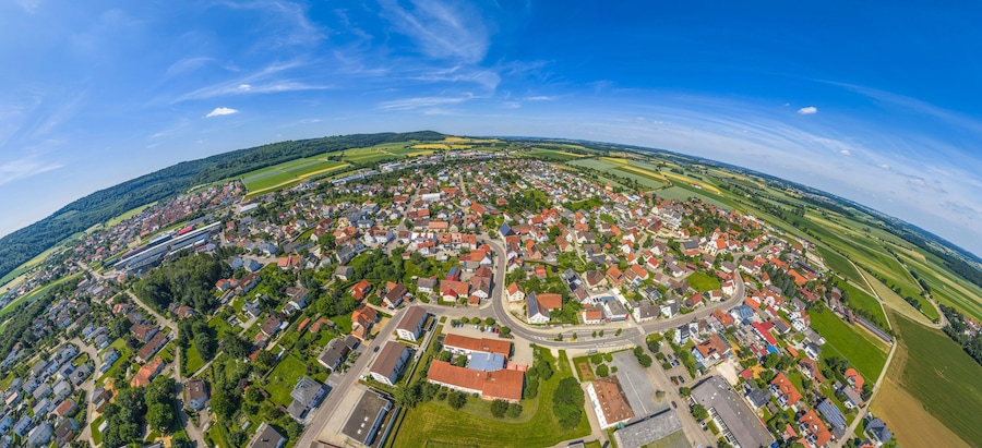 Die Gemeinde Westhausen bei Aalen im württembergischen Ostalbkreis aus der Vogelperspektive
