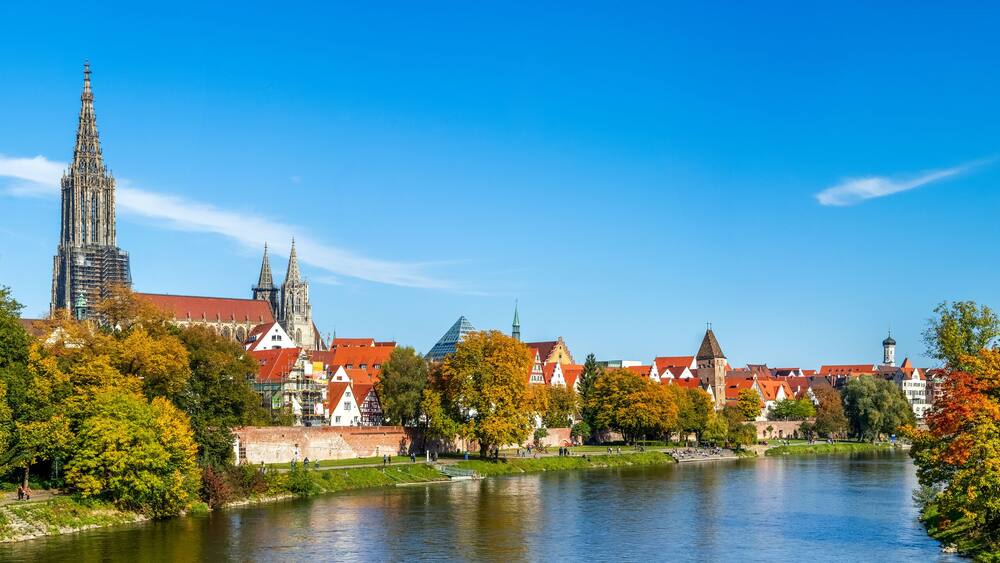 Panorama der Stadt Ulm mit Münster und Donauwiesen, Baden-Württemberg, Deutschland