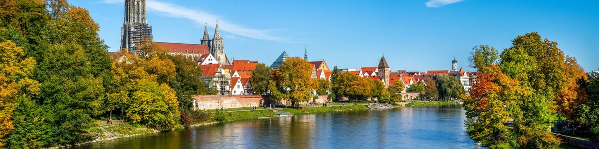 Panorama der Stadt Ulm mit Münster und Donauwiesen, Baden-Württemberg, Deutschland