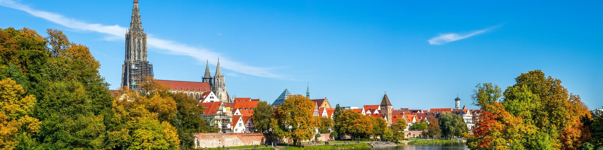 Panorama der Stadt Ulm mit Münster und Donauwiesen, Baden-Württemberg, Deutschland