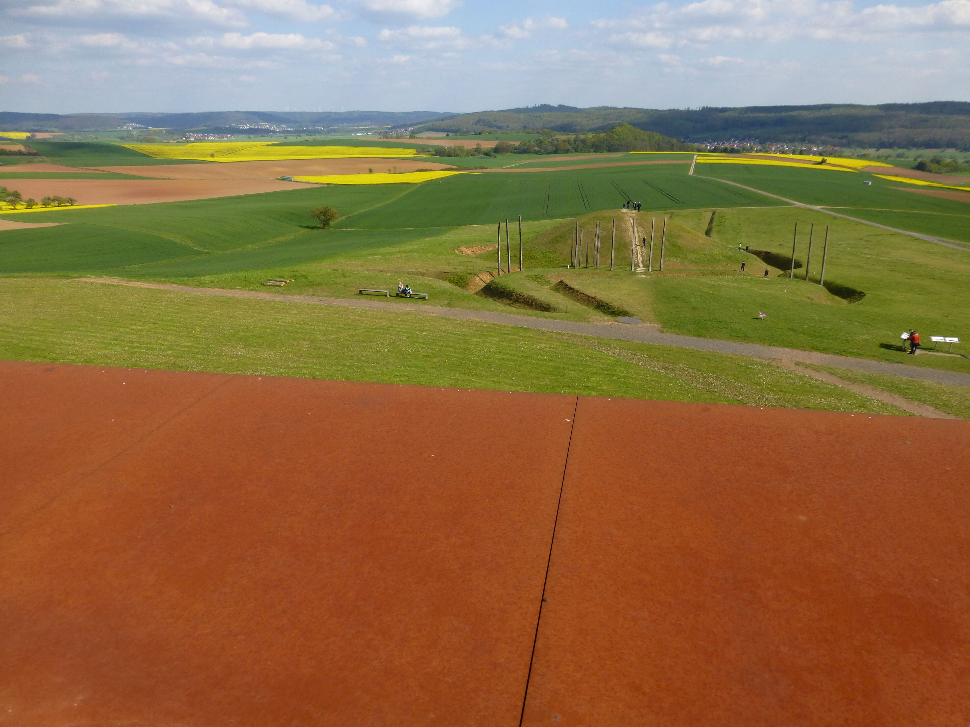 Blick von der Dachterrasse des Museums auf den Grabhügel; rechts dahinter Düdelsheim; im Hintergrund links Büdingen