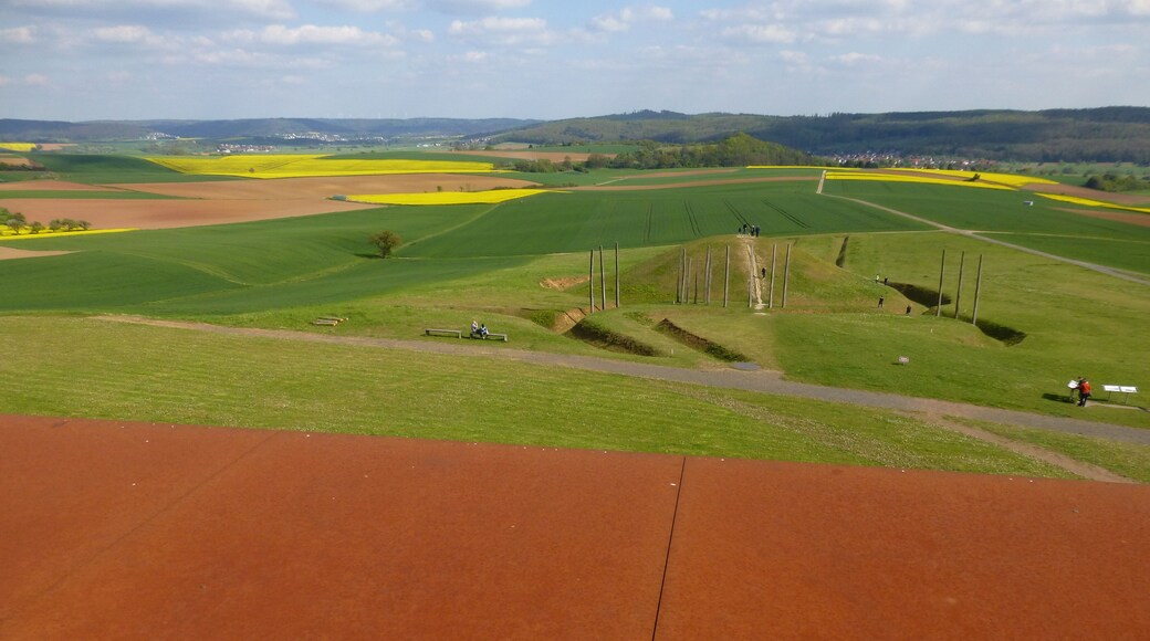 Blick von der Dachterrasse des Museums auf den Grabhügel; rechts dahinter Düdelsheim; im Hintergrund links Büdingen