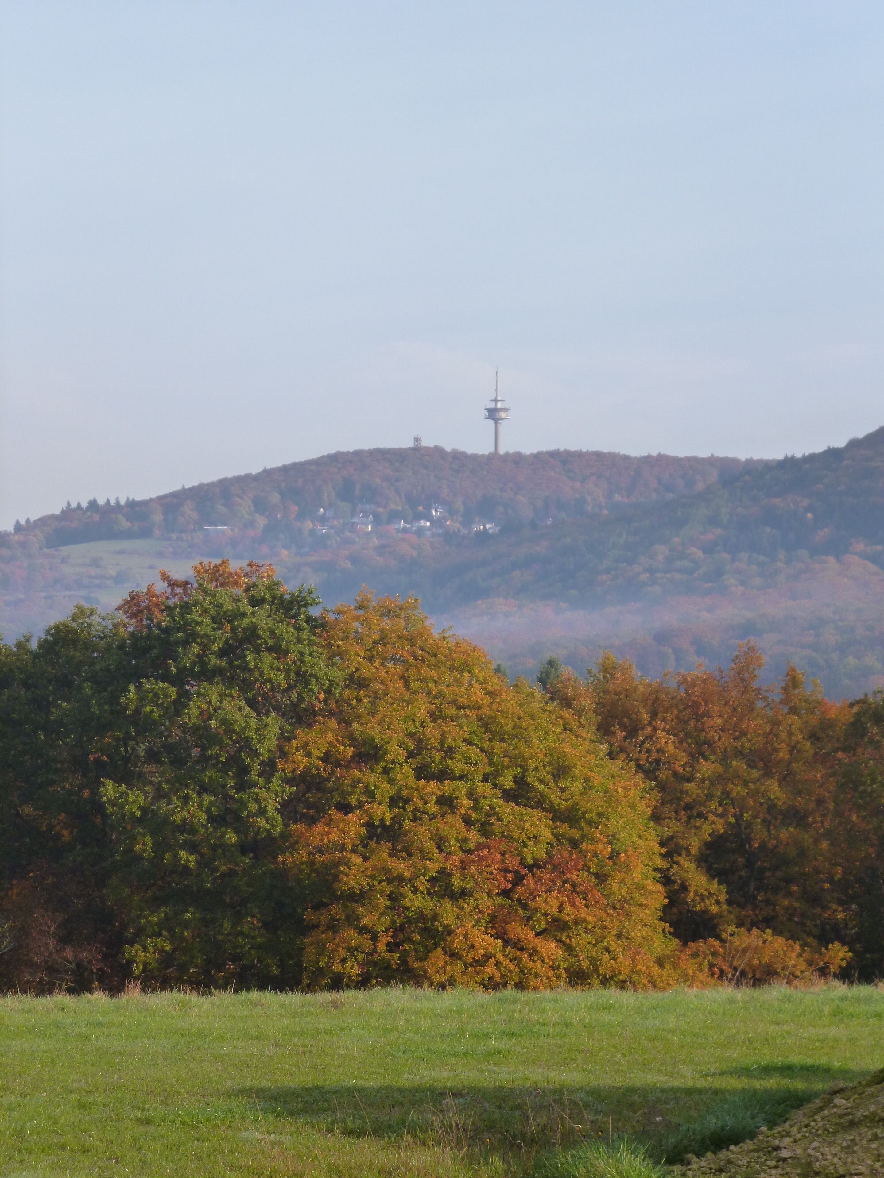 Blick Richtung Eppenhain mit neuem Atzelbergturm (links) Okt. 2012