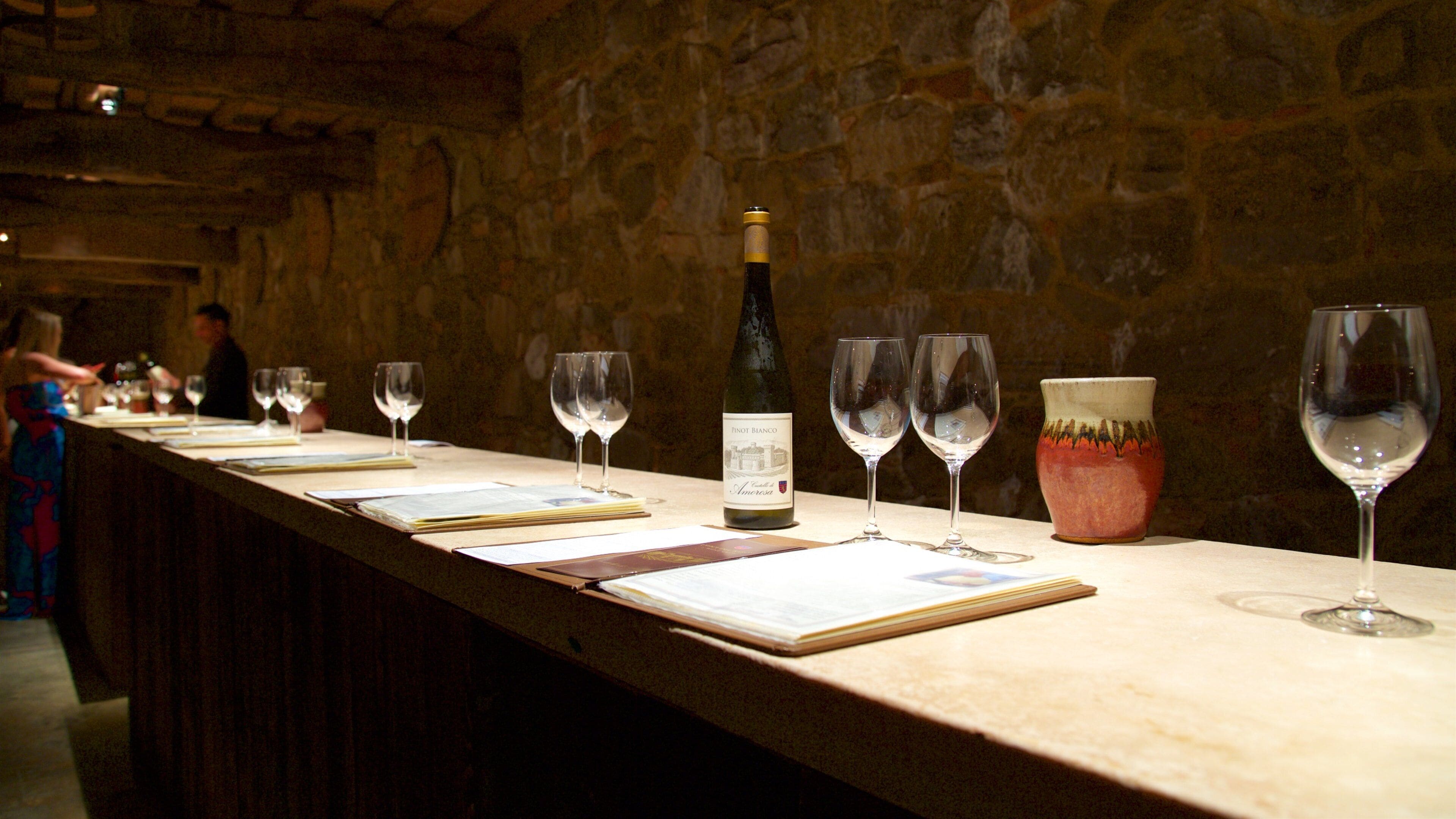 Castello di Amorosa qui includes boissons et vues intérieures