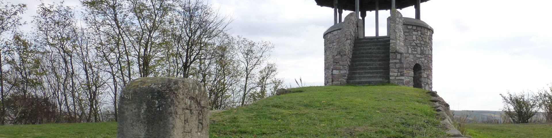 Turm Auf dem Fels; Zugangsseite aus Nordnordwesten gesehen; im Vordergrund ein historischer Grenzstein