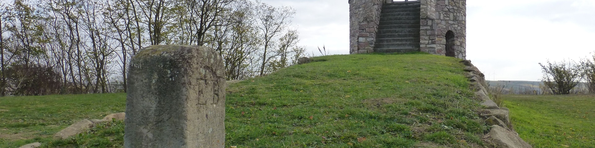 Turm Auf dem Fels; Zugangsseite aus Nordnordwesten gesehen; im Vordergrund ein historischer Grenzstein